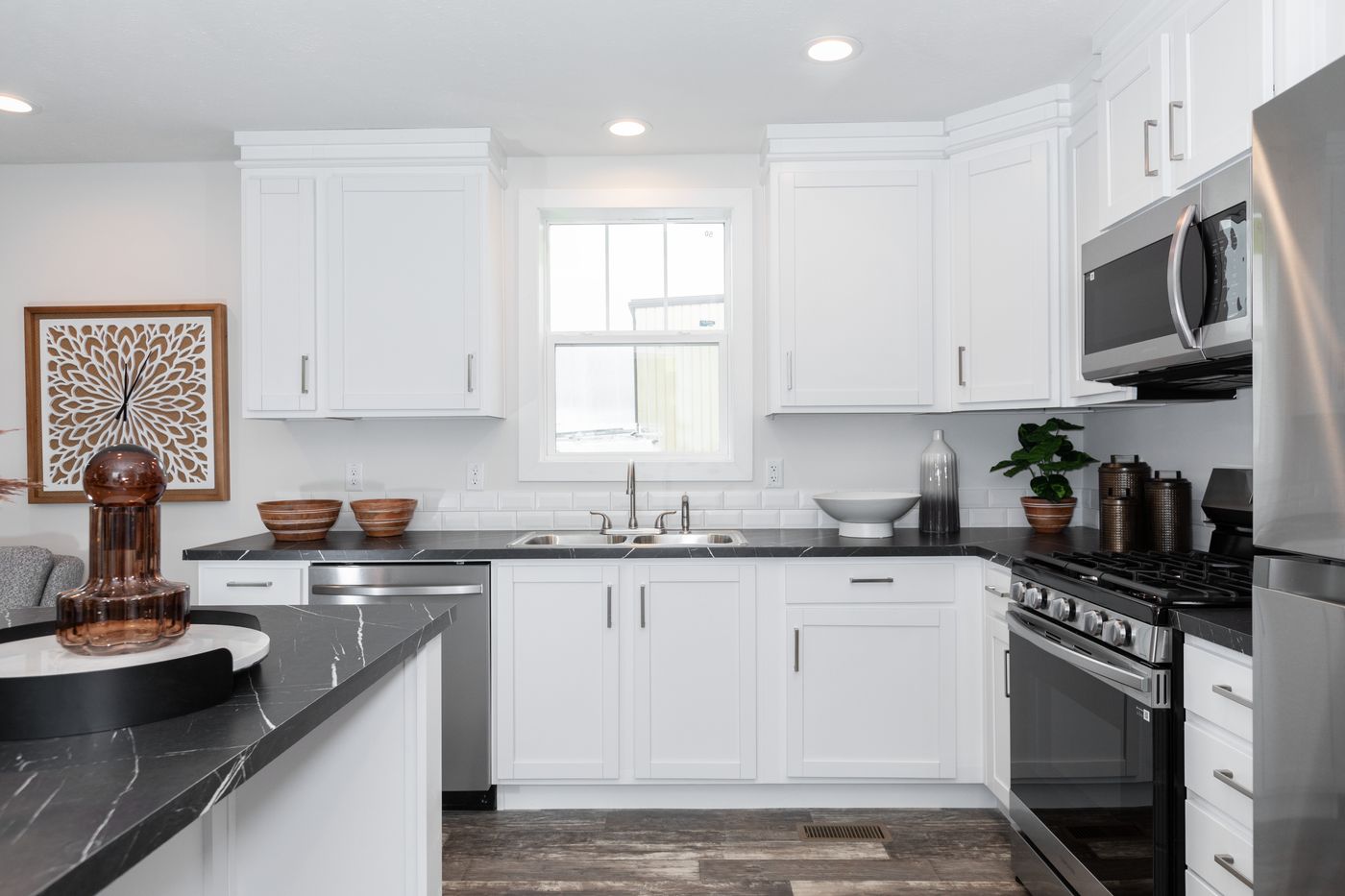 The 6016-SW019 SUNRISE SW Kitchen. This Manufactured Mobile Home features 2 bedrooms and 2 baths.