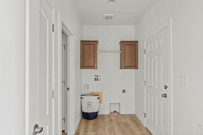 The TU3076A MEGA TUNDRA Utility Room. This Manufactured Mobile Home features 4 bedrooms and 2 baths.