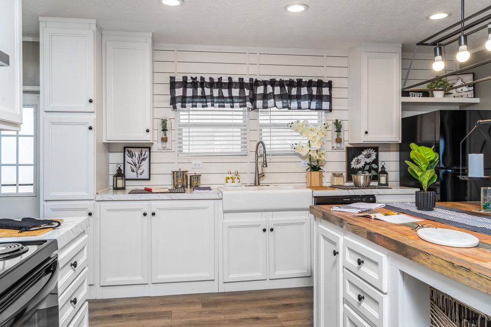 The SAVANNAH BREEZE Exterior. This Manufactured Mobile Home features 3 bedrooms and 2 baths.