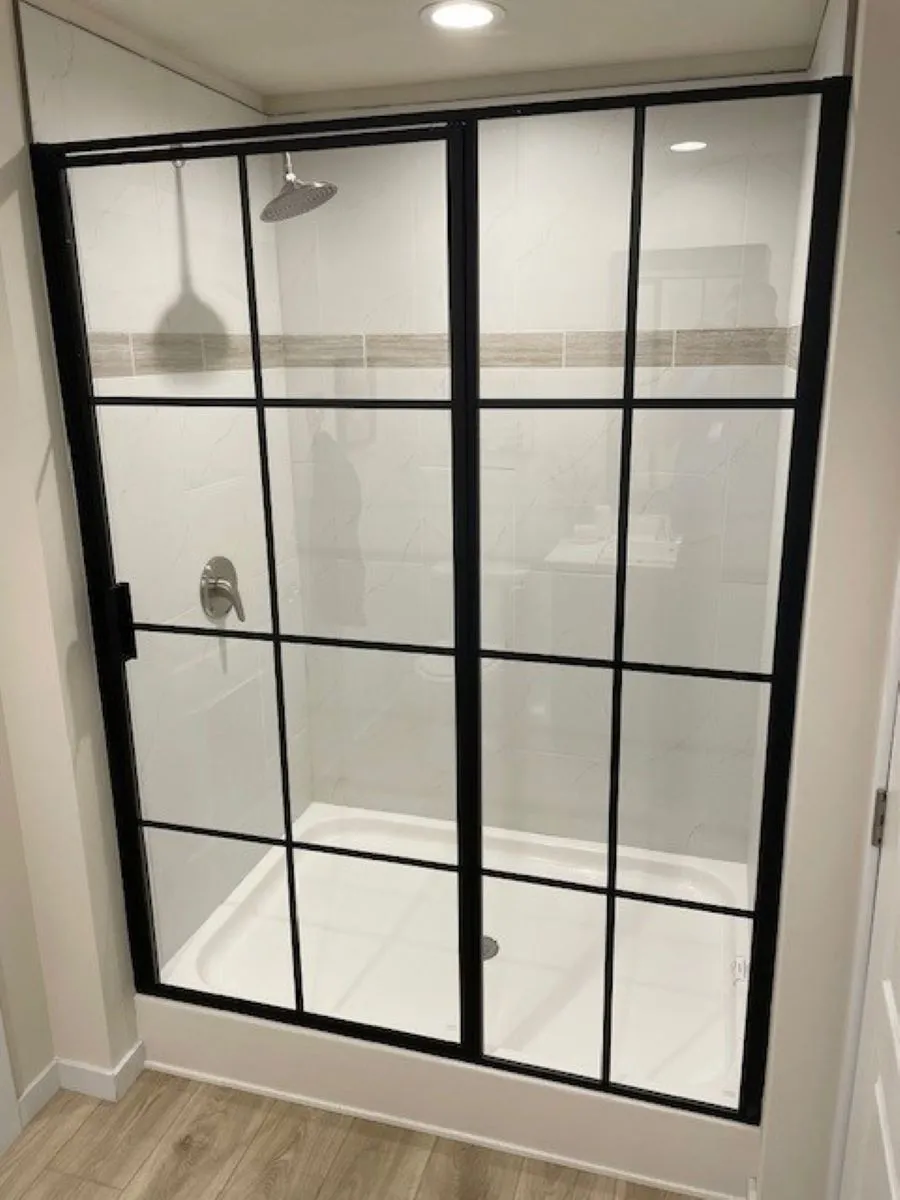 The SOMERSET DR/5228-MS012-1 SECT Primary Bathroom. This Manufactured Mobile Home features 3 bedrooms and 2 baths.