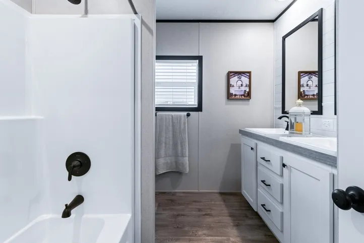The HERCULES Guest Bathroom. This Manufactured Mobile Home features 4 bedrooms and 2 baths.