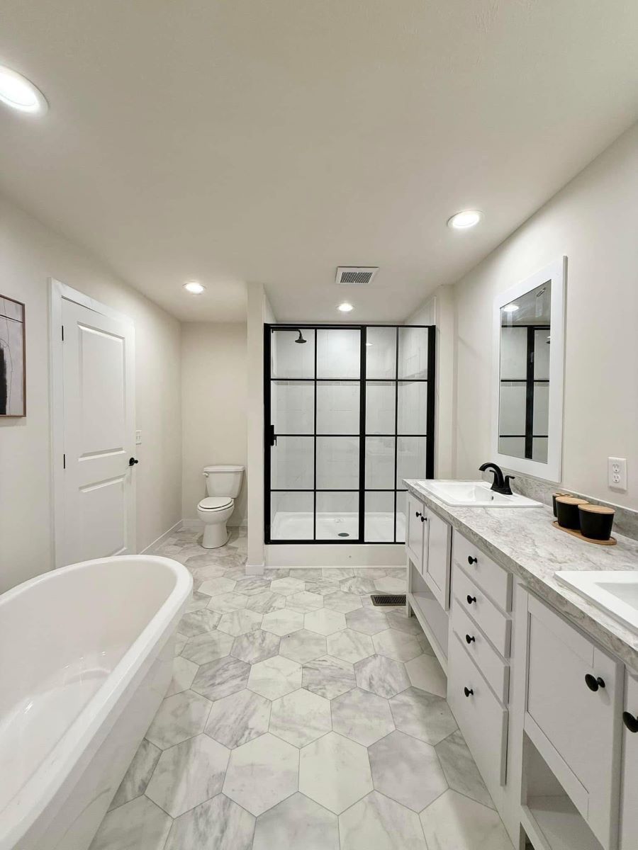 The TOMPKINS BLVD/6428-MS029-1 SEC Primary Bathroom. This Manufactured Mobile Home features 3 bedrooms and 2 baths.