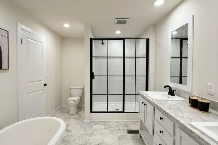 The TOMPKINS BLVD/6428-MS029-1 SEC Primary Bathroom. This Manufactured Mobile Home features 3 bedrooms and 2 baths.