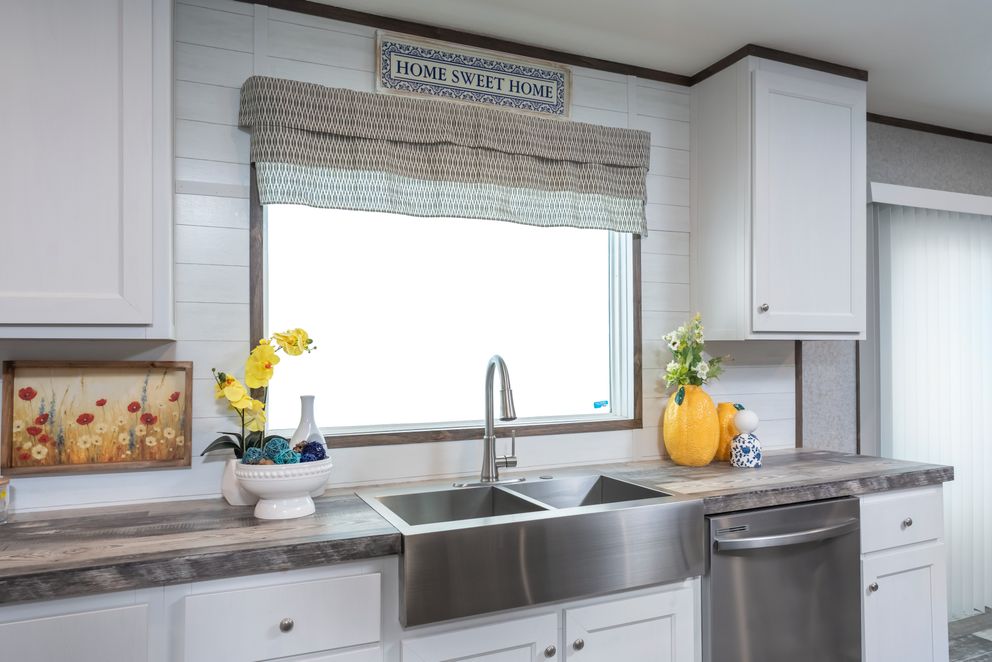 The LOCKLEAR Exterior. This Manufactured Mobile Home features 4 bedrooms and 2 baths.