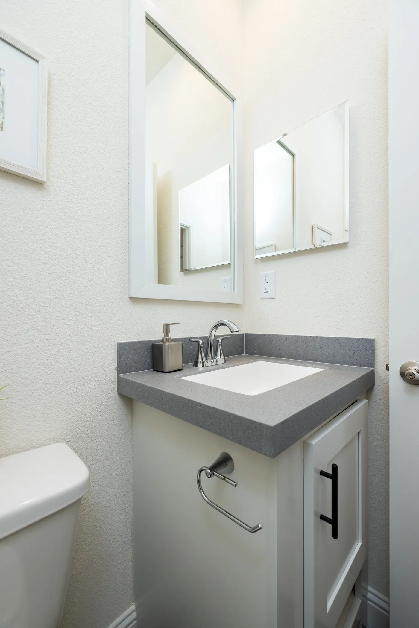 The CORONADO 2040A Guest Bathroom. This Manufactured Mobile Home features 2 bedrooms and 2 baths.