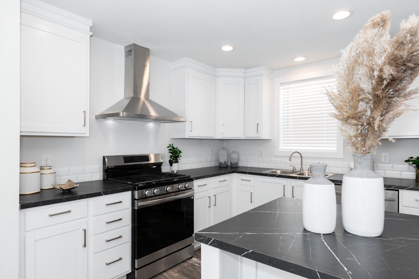 The 7616-SW018 SUNRISE SW Kitchen. This Manufactured Mobile Home features 3 bedrooms and 2 baths.