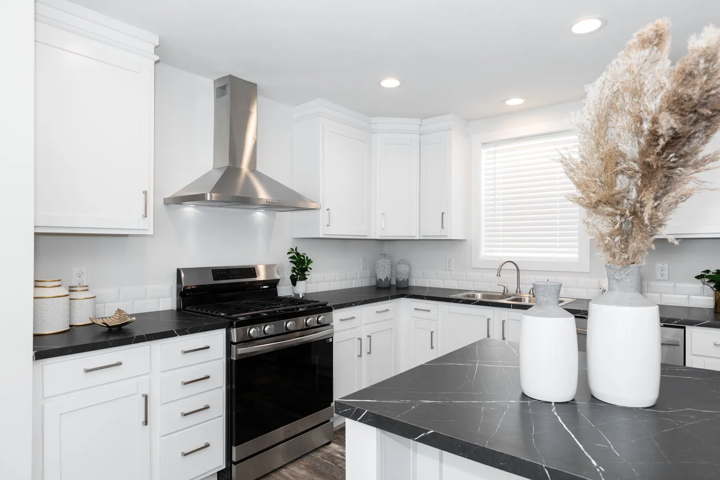 The 7616-SW018 SUNRISE SW Kitchen. This Manufactured Mobile Home features 3 bedrooms and 2 baths.