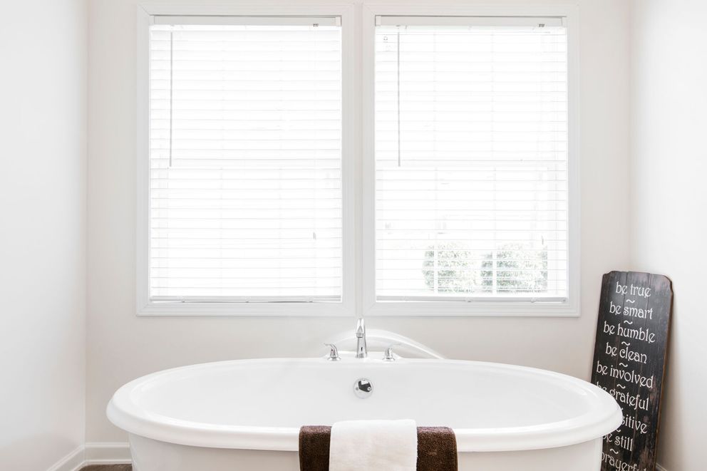 The 1558 JAMESTOWN Primary Bathroom. This Manufactured Mobile Home features 3 bedrooms and 2 baths.