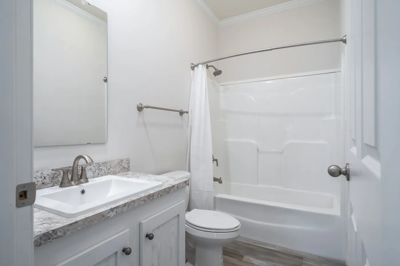 The 3542 MOD 56X28 CAVALIER SELECT Guest Bathroom. This Modular Home features 3 bedrooms and 2 baths.