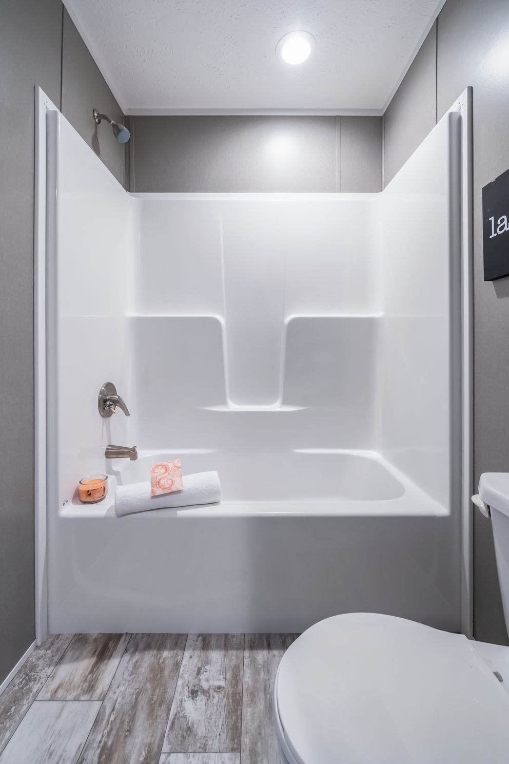 The CASCADE Guest Bathroom. This Manufactured Mobile Home features 4 bedrooms and 2 baths.