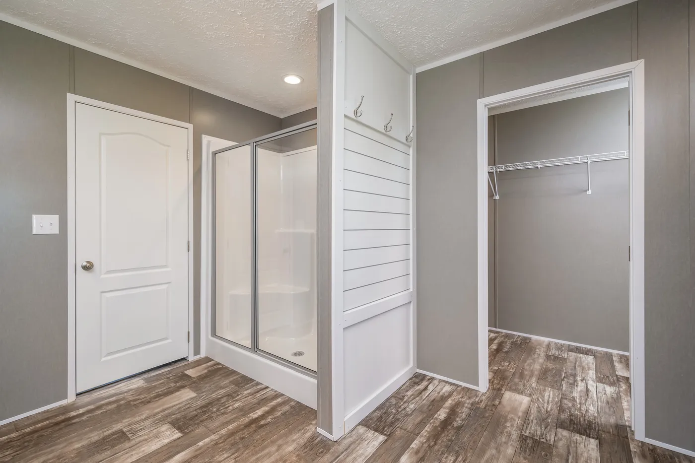 The LOCKLEAR Exterior. This Manufactured Mobile Home features 4 bedrooms and 2 baths.