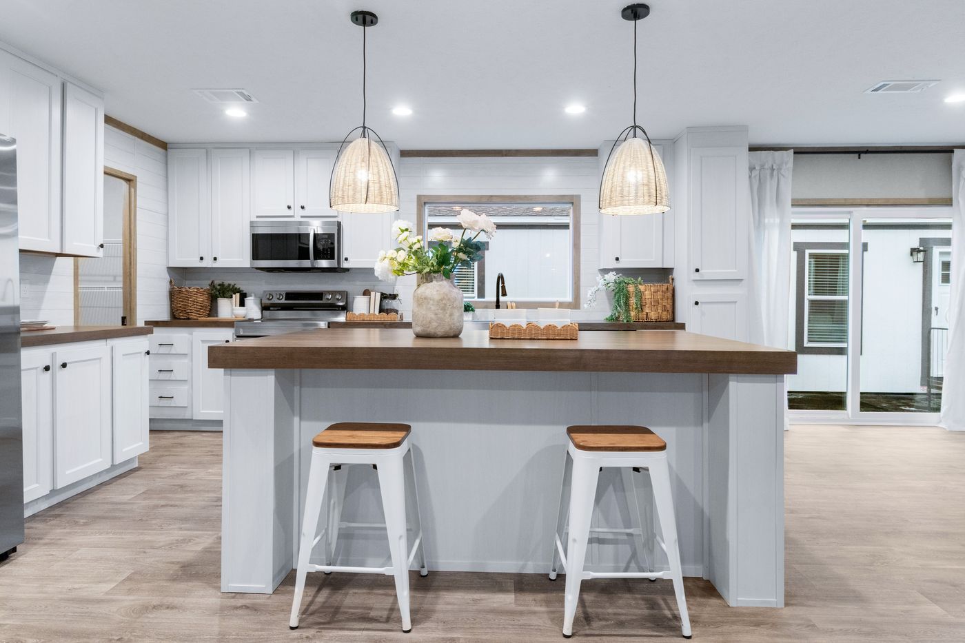 The EL SUENO BREEZE Kitchen. This Manufactured Mobile Home features 4 bedrooms and 2 baths.
