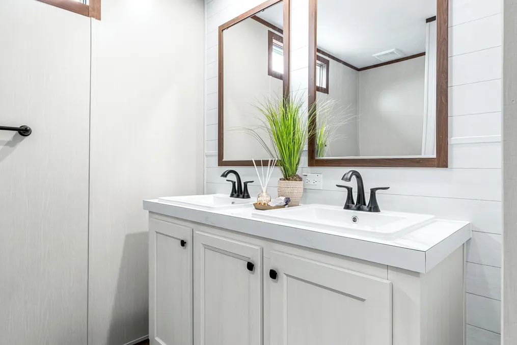 The ABSOLUTE VALUE Guest Bathroom. This Manufactured Mobile Home features 4 bedrooms and 2 baths.