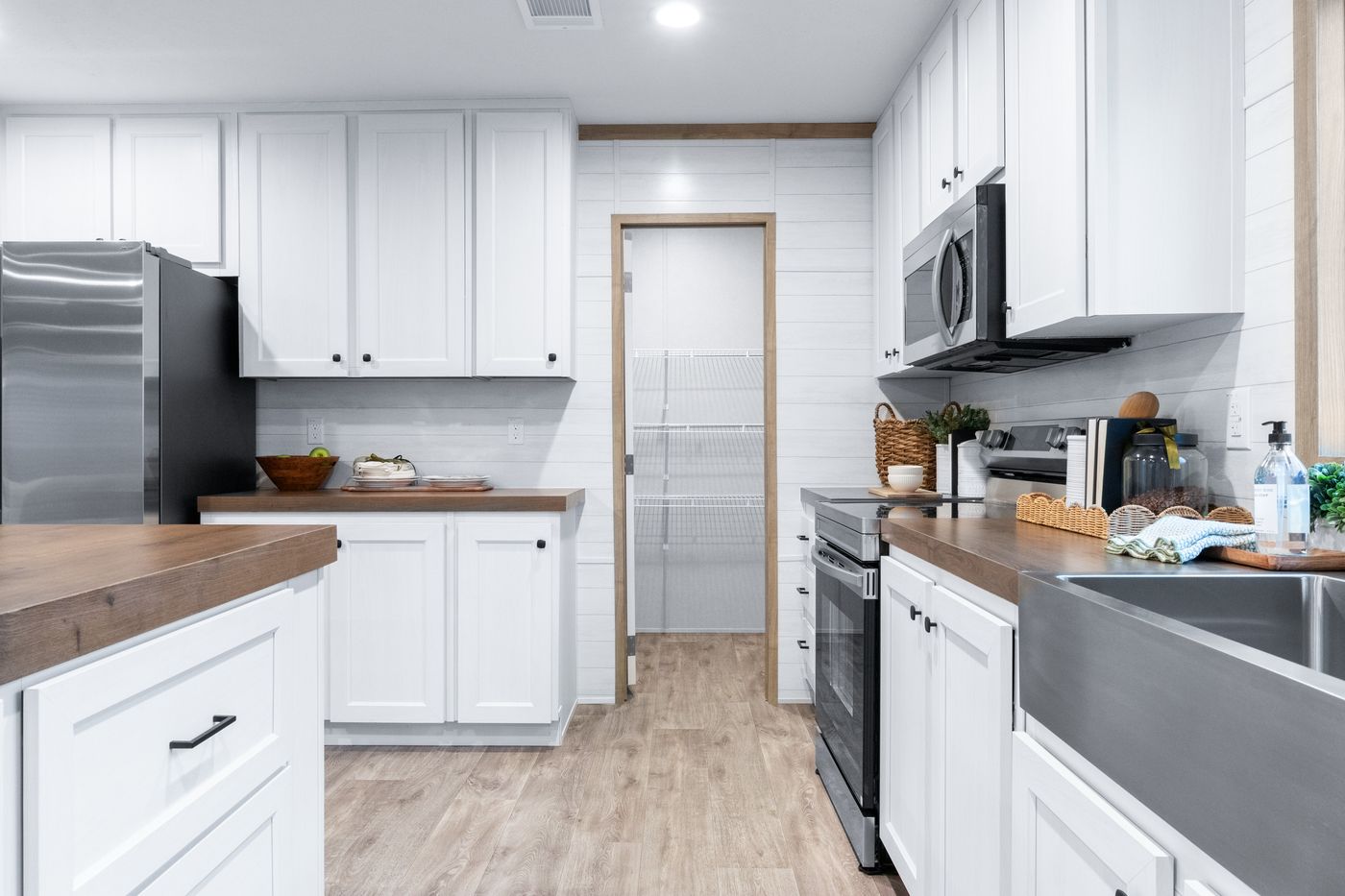 The EL SUENO BREEZE Kitchen. This Manufactured Mobile Home features 4 bedrooms and 2 baths.