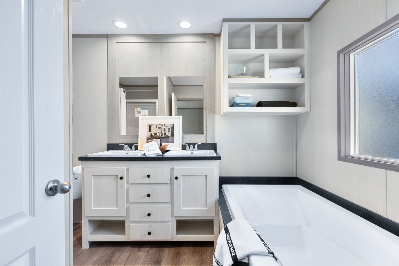 The PORCH LIVING SERIES 16682A Guest Bathroom. This Manufactured Mobile Home features 2 bedrooms and 2 baths.