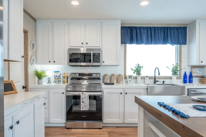 The EL SUENO BREEZE Kitchen. This Manufactured Mobile Home features 4 bedrooms and 2 baths.
