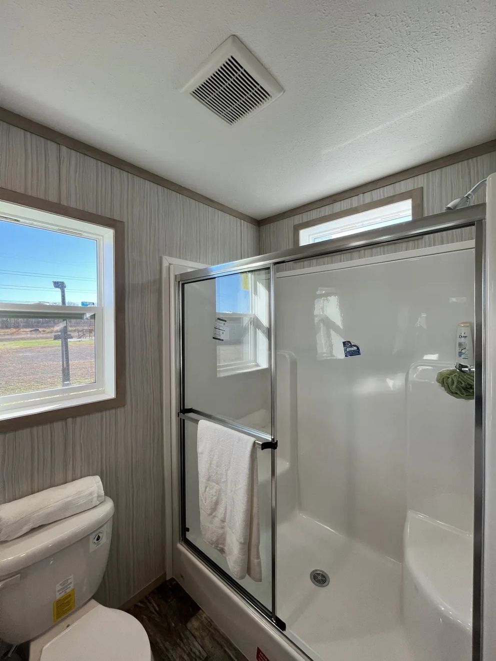 The SAPPHIRE Guest Bathroom. This Manufactured Mobile Home features 3 bedrooms and 2 baths.