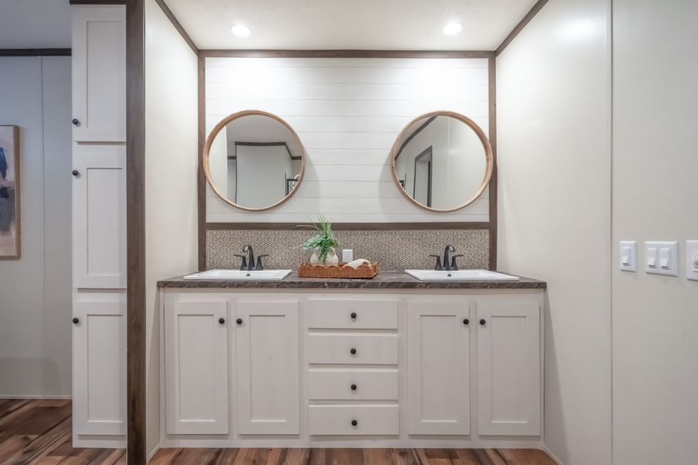 The MOUNTAIN VIEW Primary Bathroom. This Manufactured Mobile Home features 3 bedrooms and 2 baths.