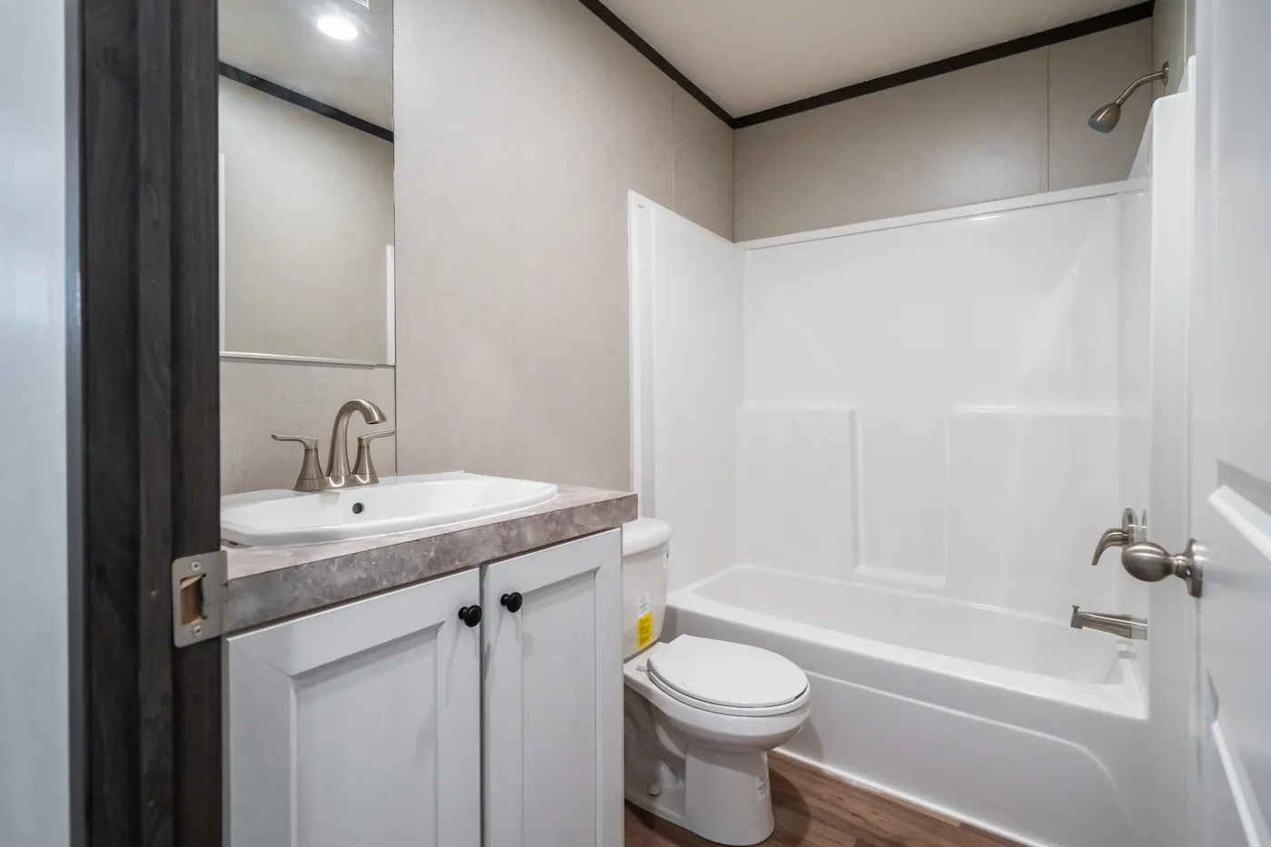 The DYNAMIC Guest Bathroom. This Manufactured Mobile Home features 3 bedrooms and 2 baths.