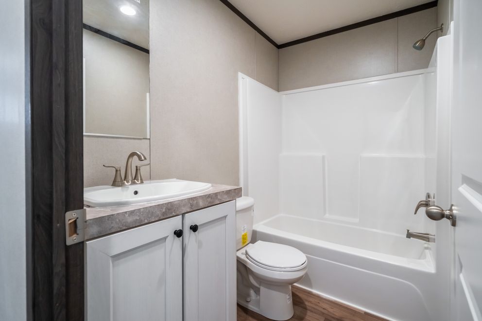 The DYNAMIC Guest Bathroom. This Manufactured Mobile Home features 3 bedrooms and 2 baths.