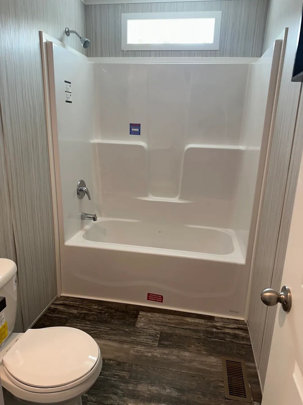 The TOPAZ Guest Bathroom. This Manufactured Mobile Home features 3 bedrooms and 2 baths.