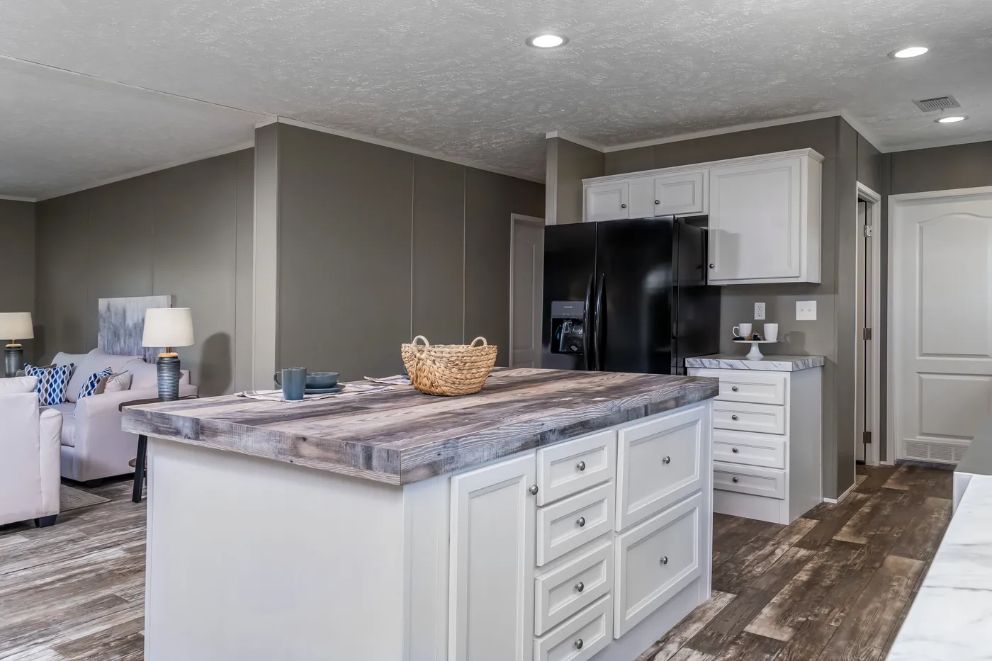 The LOCKLEAR Exterior. This Manufactured Mobile Home features 4 bedrooms and 2 baths.