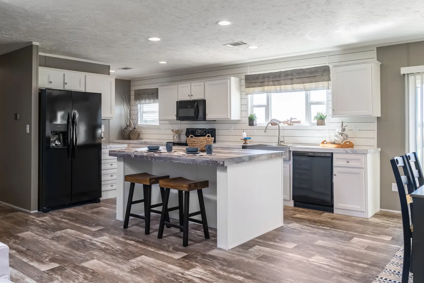 The LOCKLEAR Exterior. This Manufactured Mobile Home features 4 bedrooms and 2 baths.