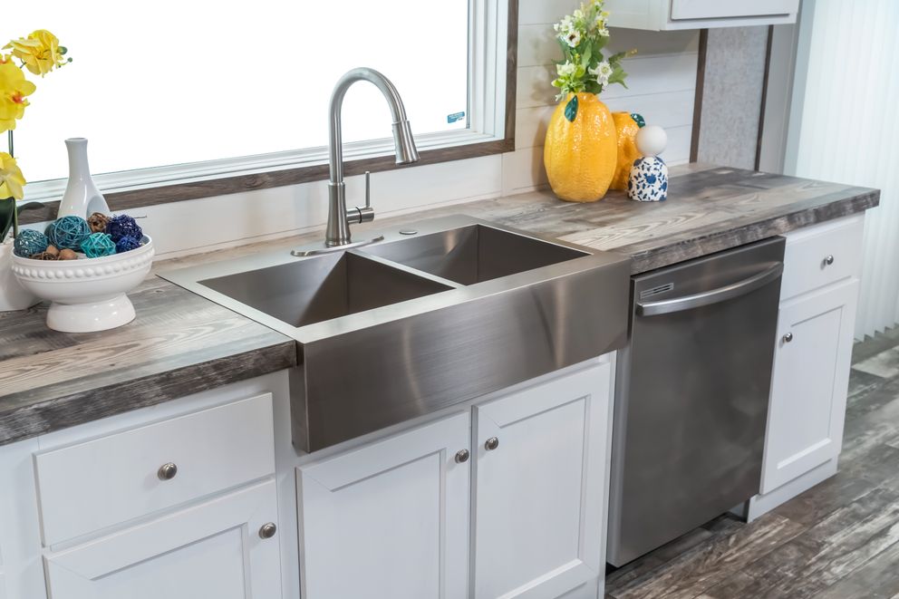 The LOCKLEAR Exterior. This Manufactured Mobile Home features 4 bedrooms and 2 baths.