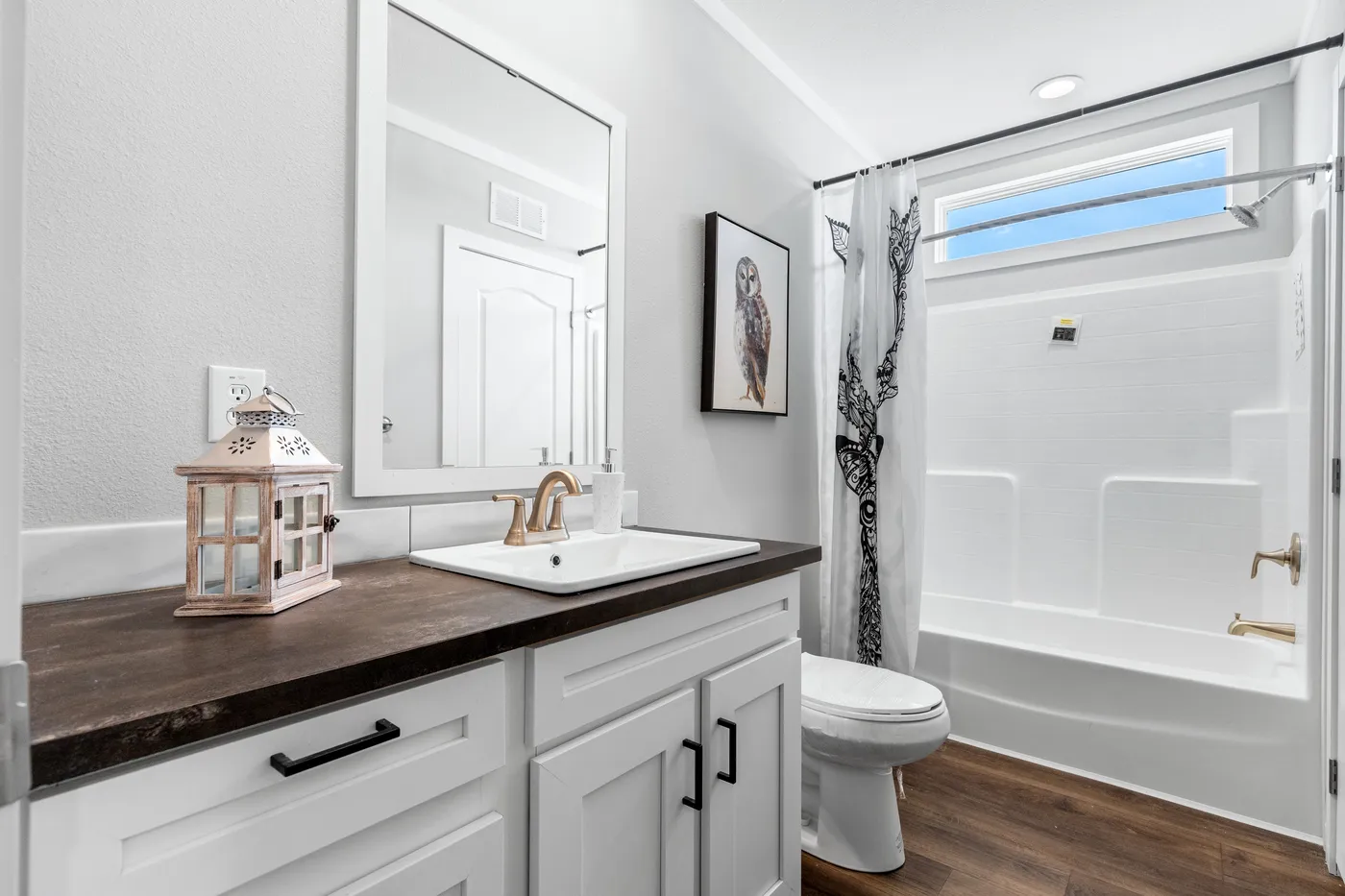 The EL CAPITAN Guest Bathroom. This Manufactured Mobile Home features 3 bedrooms and 2 baths.