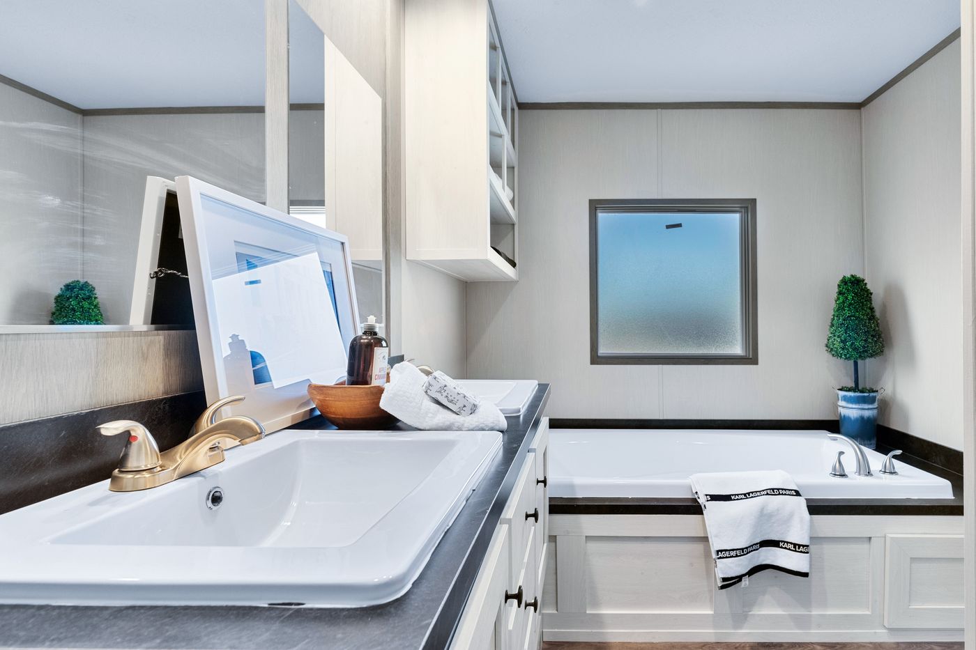 The PORCH LIVING SERIES 16682A Guest Bathroom. This Manufactured Mobile Home features 2 bedrooms and 2 baths.