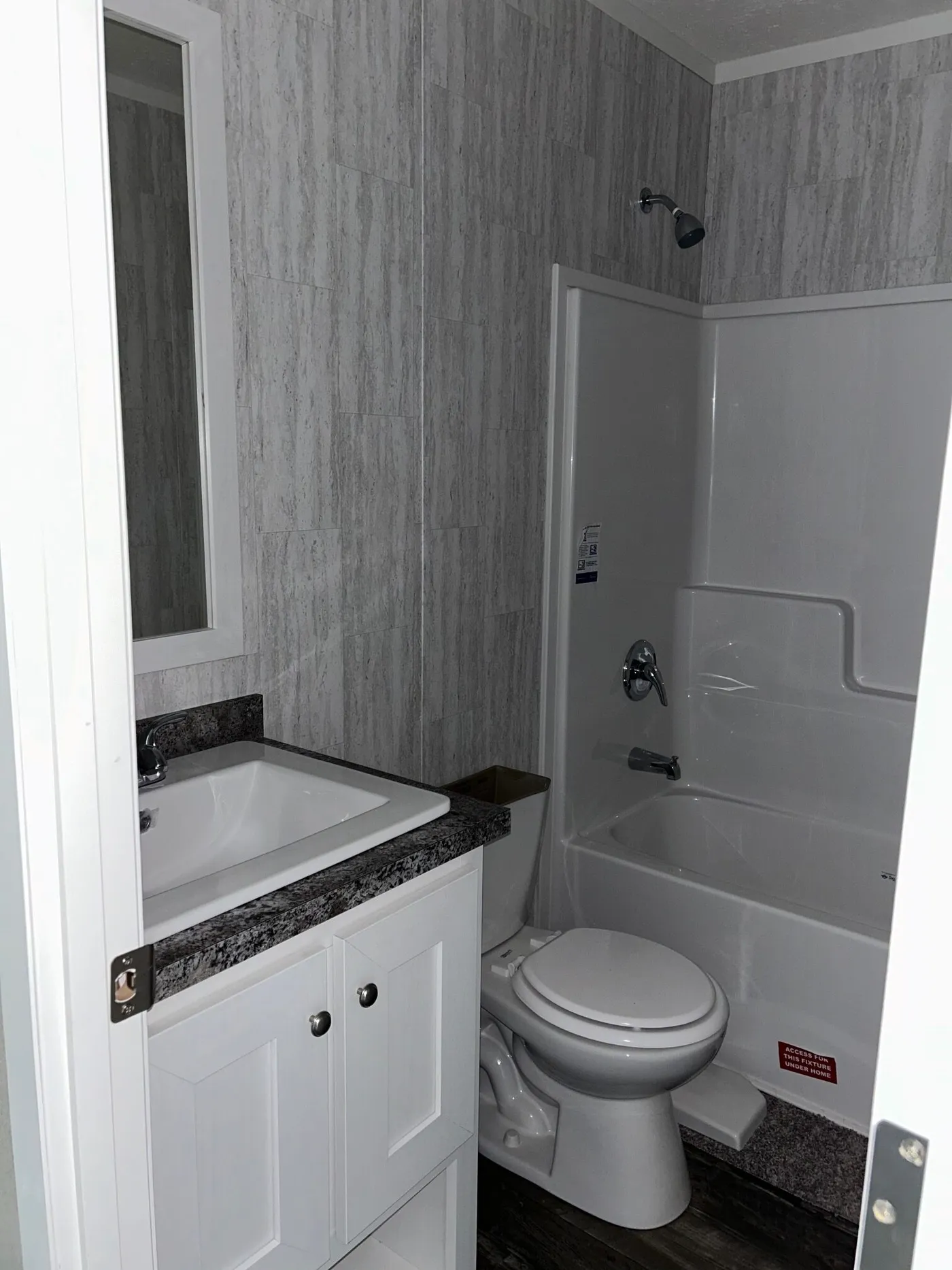 The SAPPHIRE XL 8016-644 Guest Bathroom. This Manufactured Mobile Home features 3 bedrooms and 2 baths.