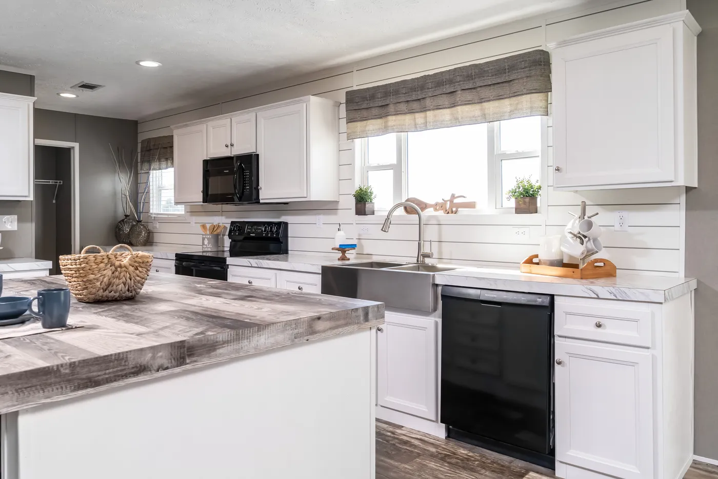 The LOCKLEAR Exterior. This Manufactured Mobile Home features 4 bedrooms and 2 baths.