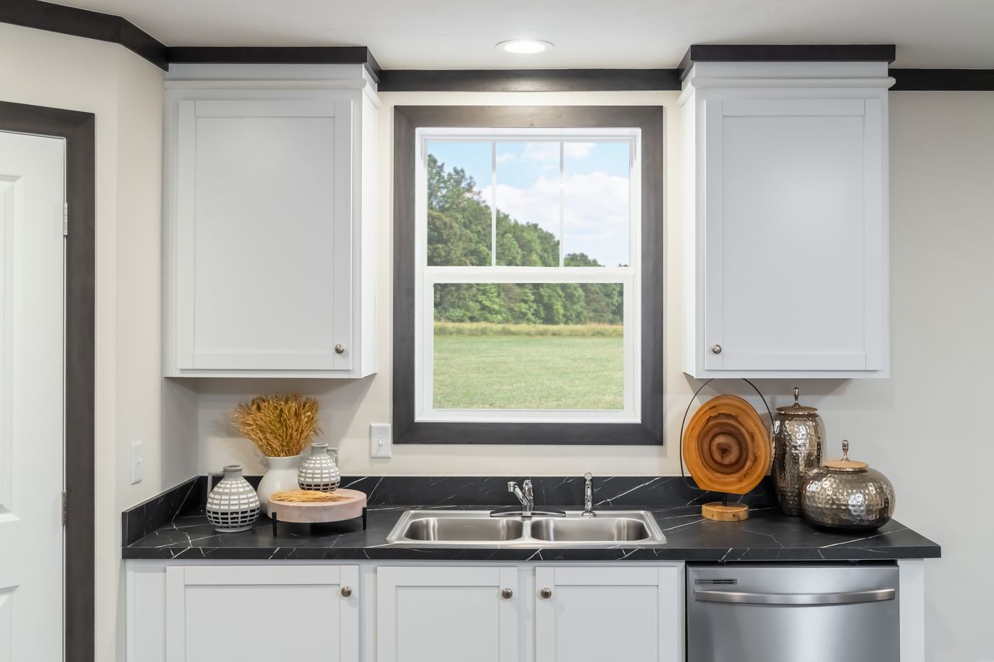 The 5628-MS067-2 HUNTINGTON Kitchen. This Manufactured Mobile Home features 4 bedrooms and 2 baths.