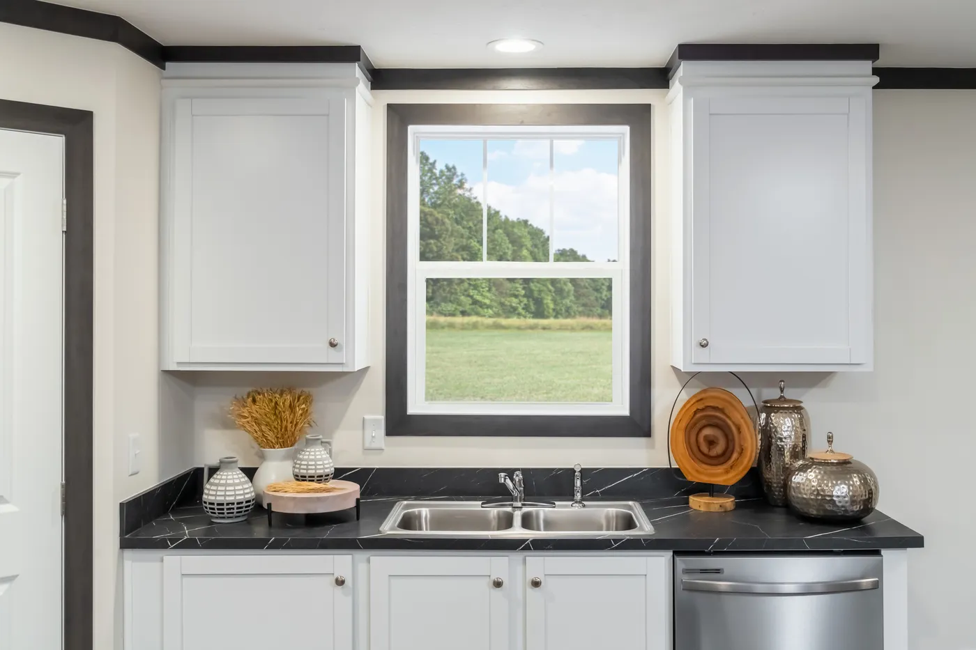 The 5628-MS067-2 HUNTINGTON Kitchen. This Manufactured Mobile Home features 4 bedrooms and 2 baths.