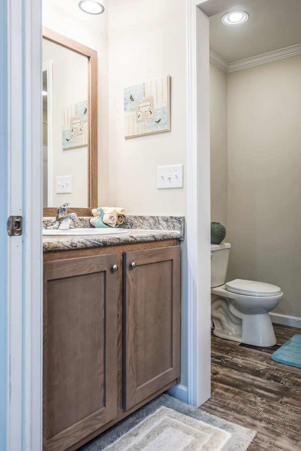 The KENNESAW ELITE Guest Bathroom. This Manufactured Mobile Home features 4 bedrooms and 2 baths.