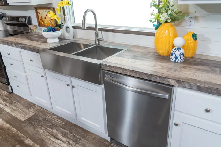 The LOCKLEAR Exterior. This Manufactured Mobile Home features 4 bedrooms and 2 baths.