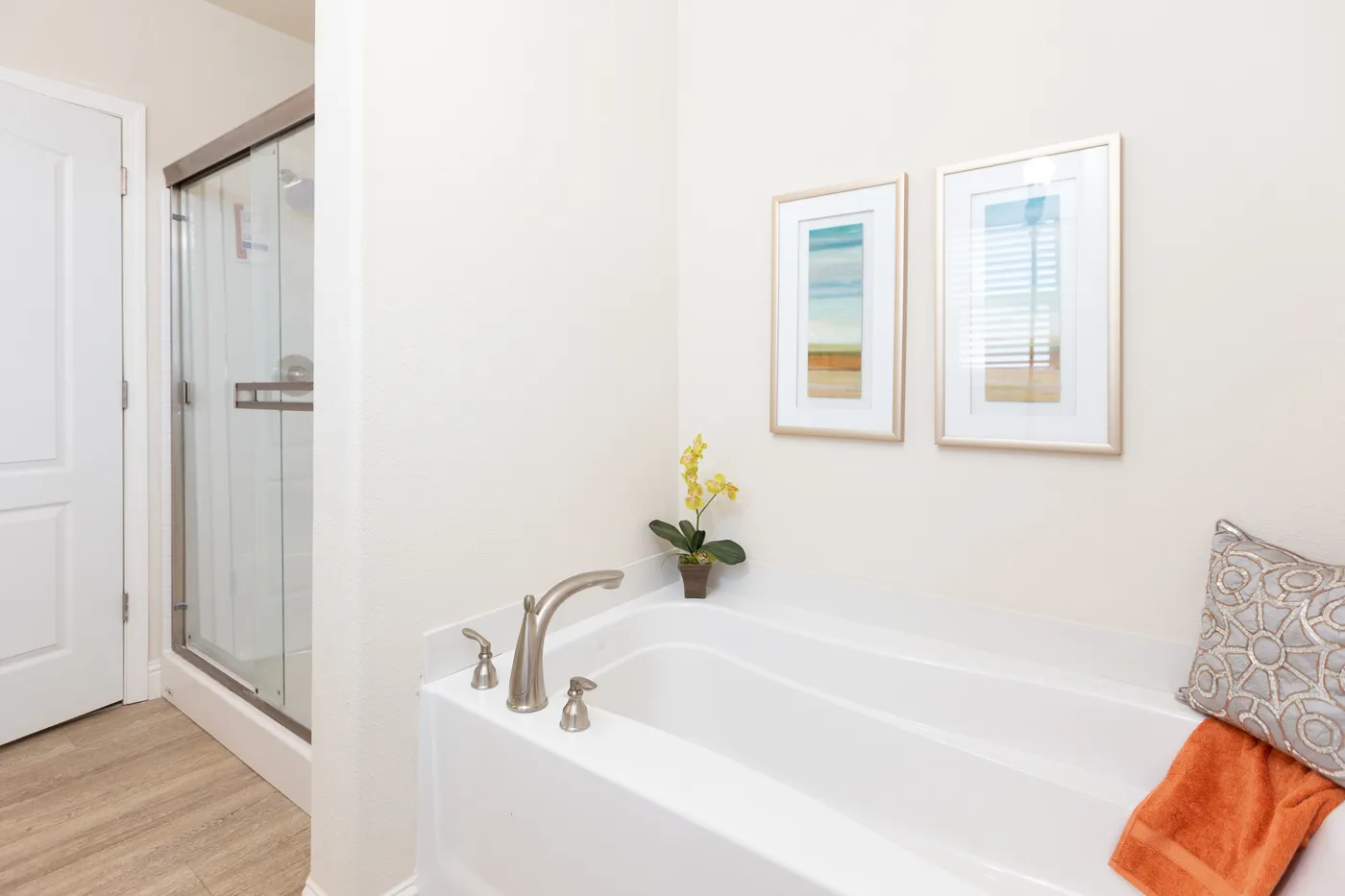 The FAIRPOINT 24523H Primary Bathroom. This Manufactured Mobile Home features 3 bedrooms and 2 baths.