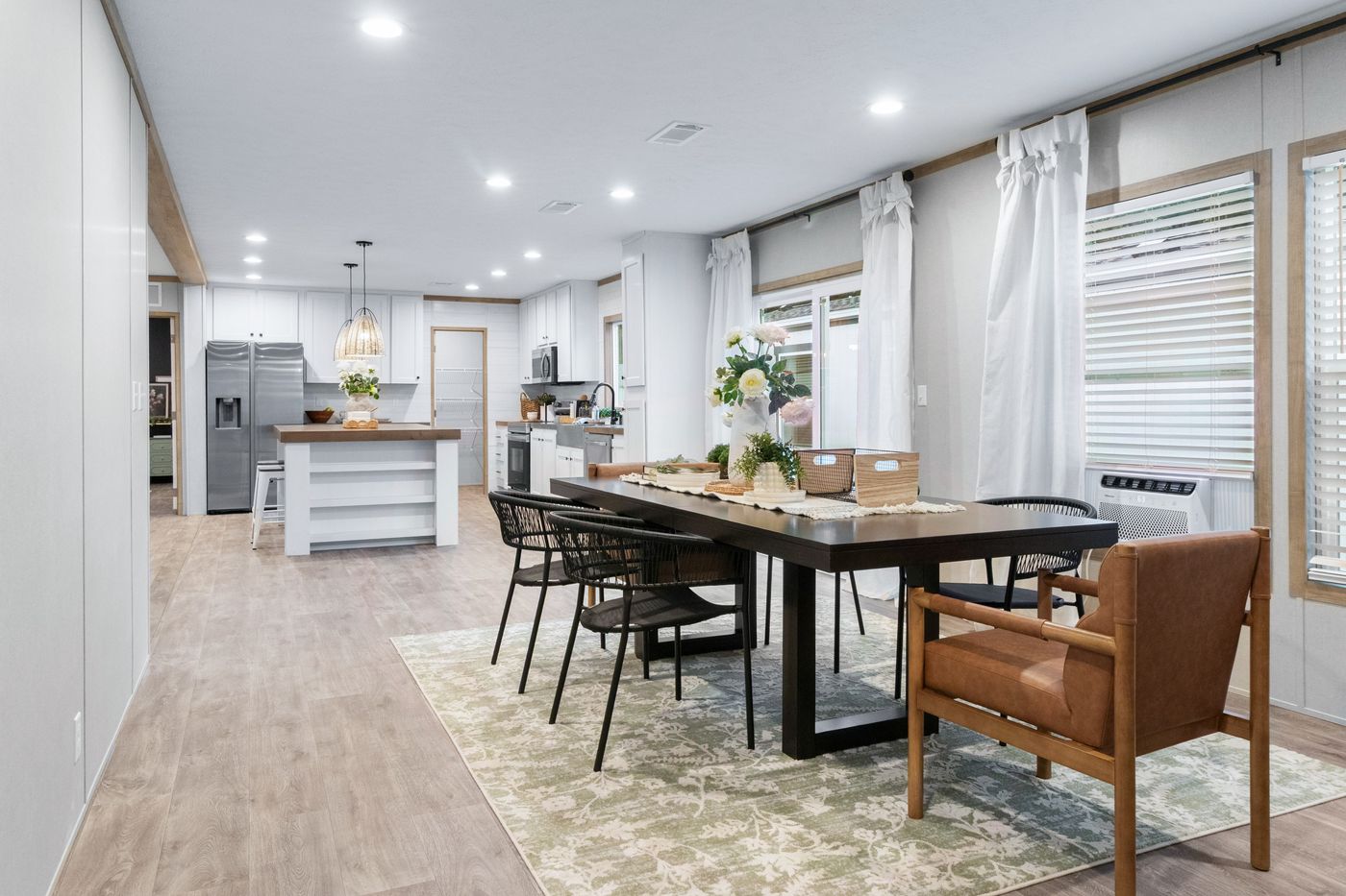 The EL SUENO BREEZE Dining Area. This Manufactured Mobile Home features 4 bedrooms and 2 baths.