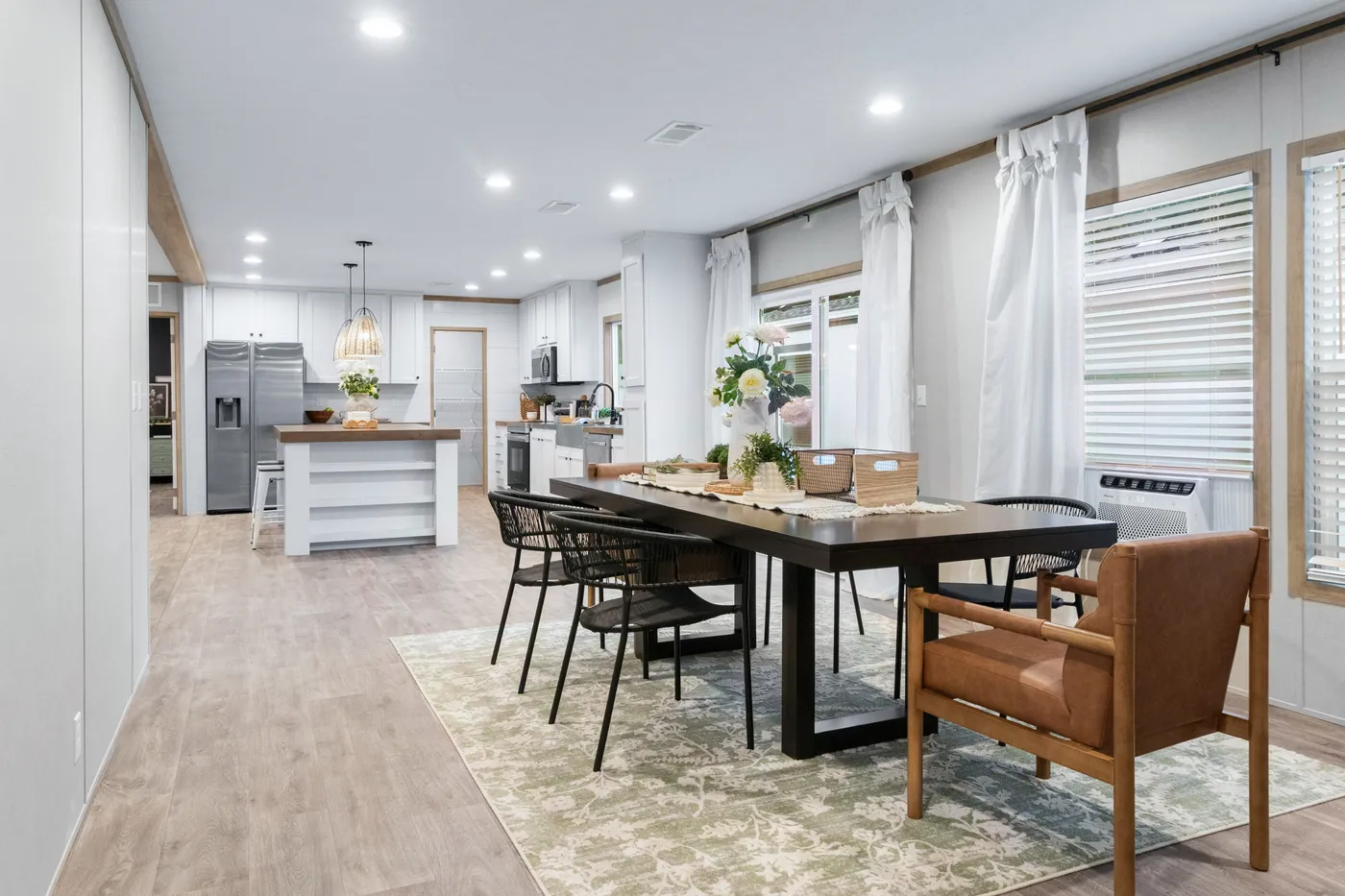 The EL SUENO BREEZE Dining Area. This Manufactured Mobile Home features 4 bedrooms and 2 baths.