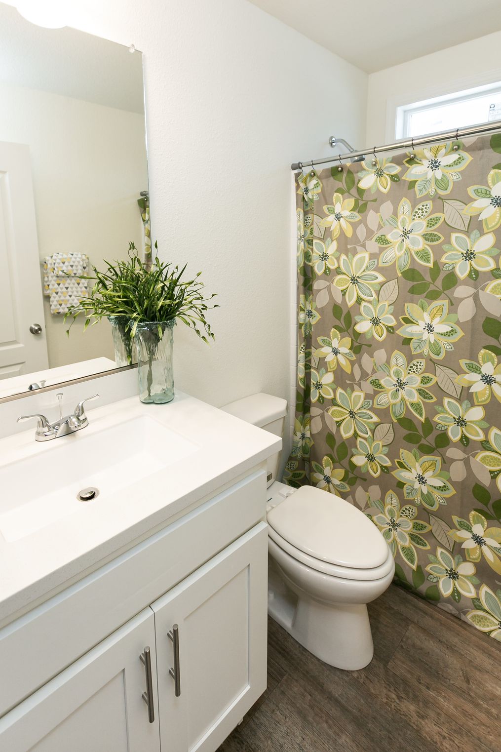 The FAIRPOINT 24322B Primary Bathroom. This Manufactured Mobile Home features 2 bedrooms and 1 bath.
