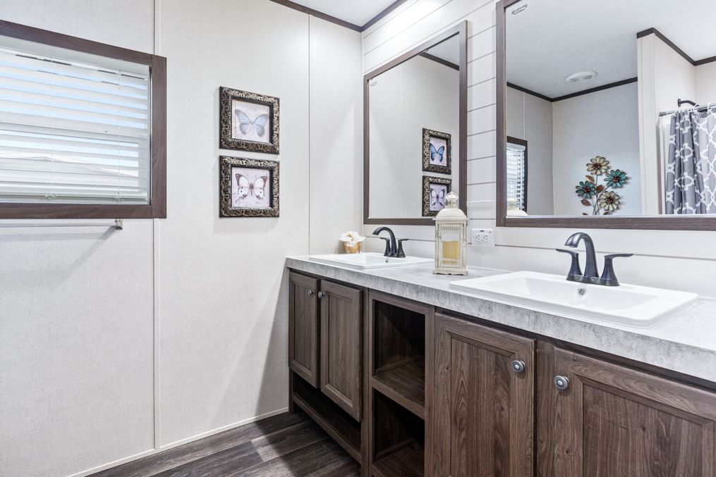 The HERCULES Guest Bathroom. This Manufactured Mobile Home features 4 bedrooms and 2 baths.