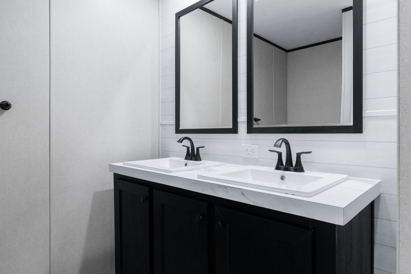 The ABSOLUTE VALUE Guest Bathroom. This Manufactured Mobile Home features 4 bedrooms and 2 baths.