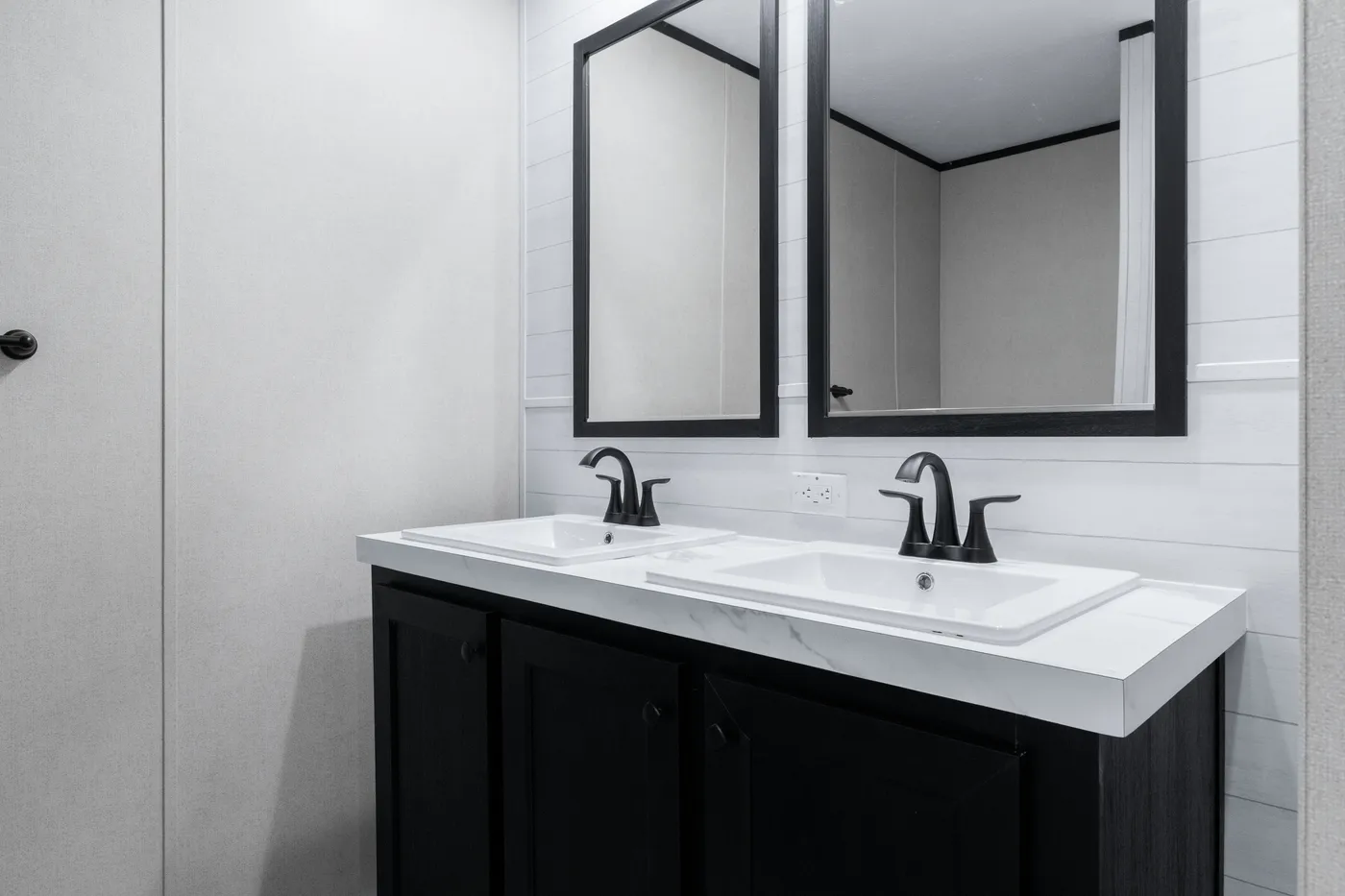 The ABSOLUTE VALUE Guest Bathroom. This Manufactured Mobile Home features 4 bedrooms and 2 baths.