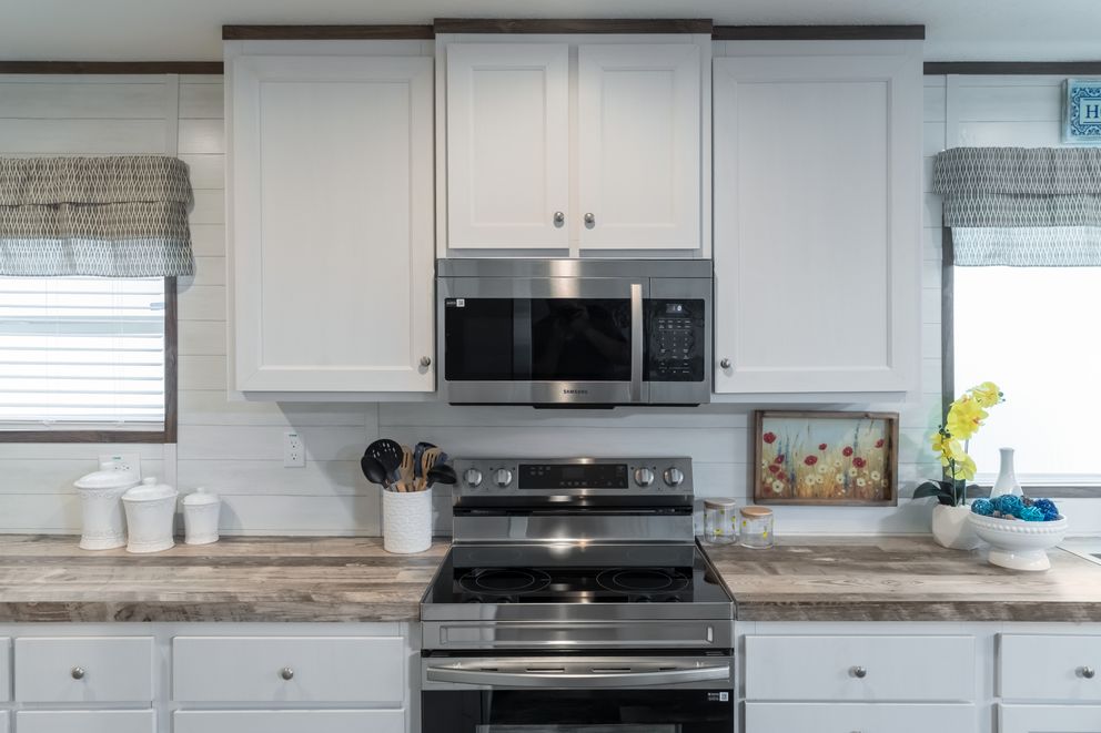 The LOCKLEAR Exterior. This Manufactured Mobile Home features 4 bedrooms and 2 baths.