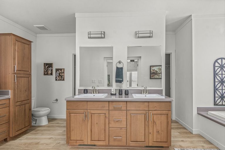 The TU3076A MEGA TUNDRA Primary Bathroom. This Manufactured Mobile Home features 4 bedrooms and 2 baths.