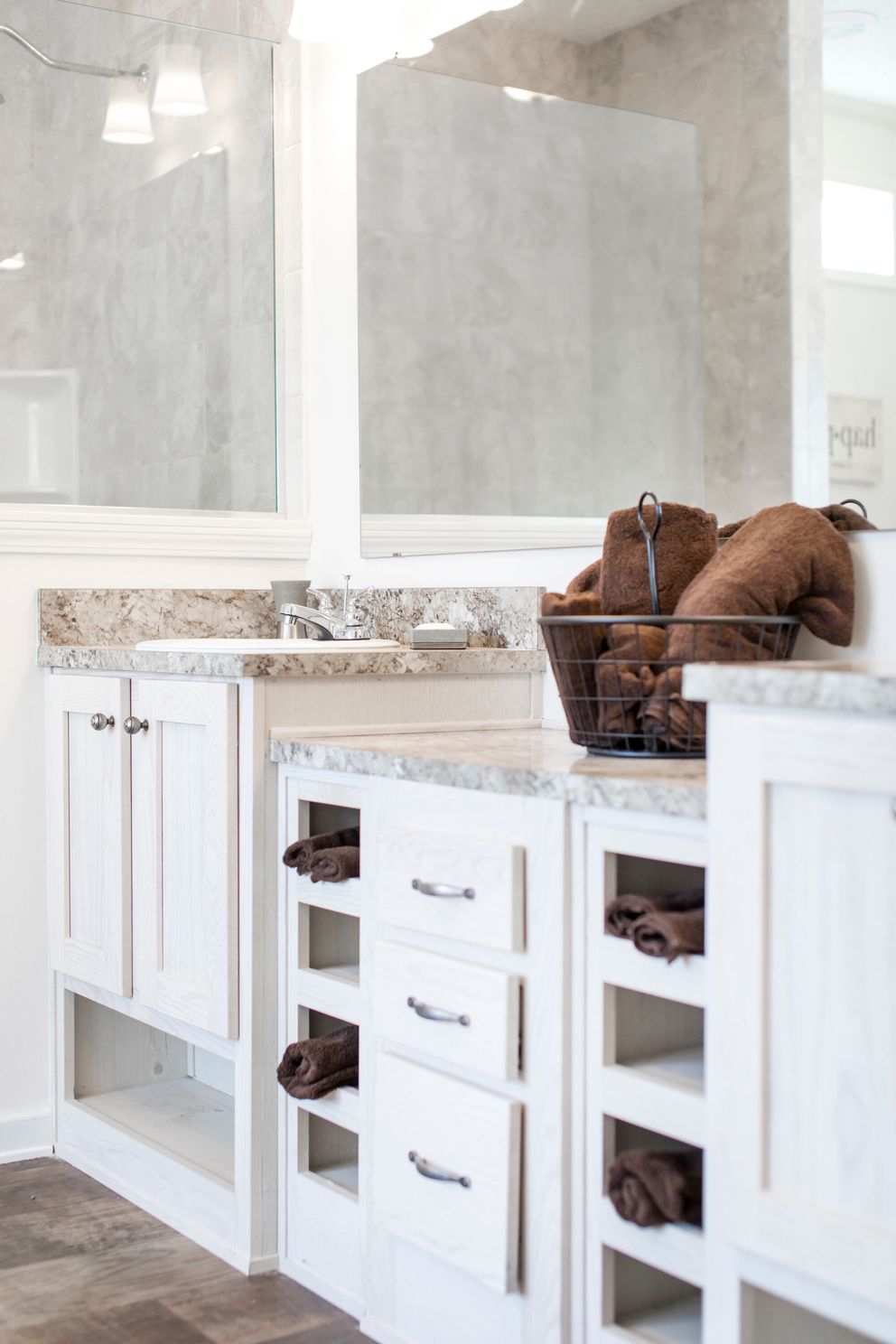 The 1558 JAMESTOWN Primary Bathroom. This Manufactured Mobile Home features 3 bedrooms and 2 baths.