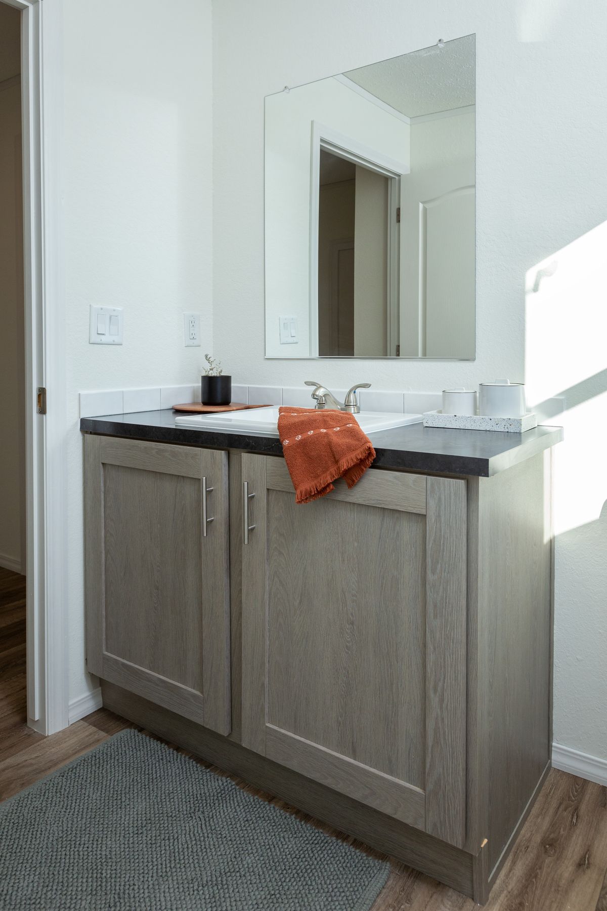The LIFESTYLE 208 Guest Bathroom. This Manufactured Mobile Home features 3 bedrooms and 2 baths.