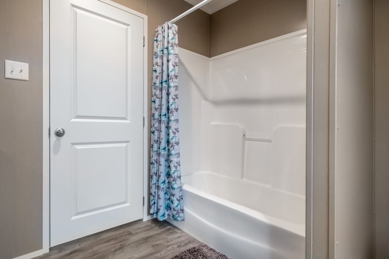 The ISLAND BREEZE Guest Bathroom. This Manufactured Mobile Home features 3 bedrooms and 2 baths.
