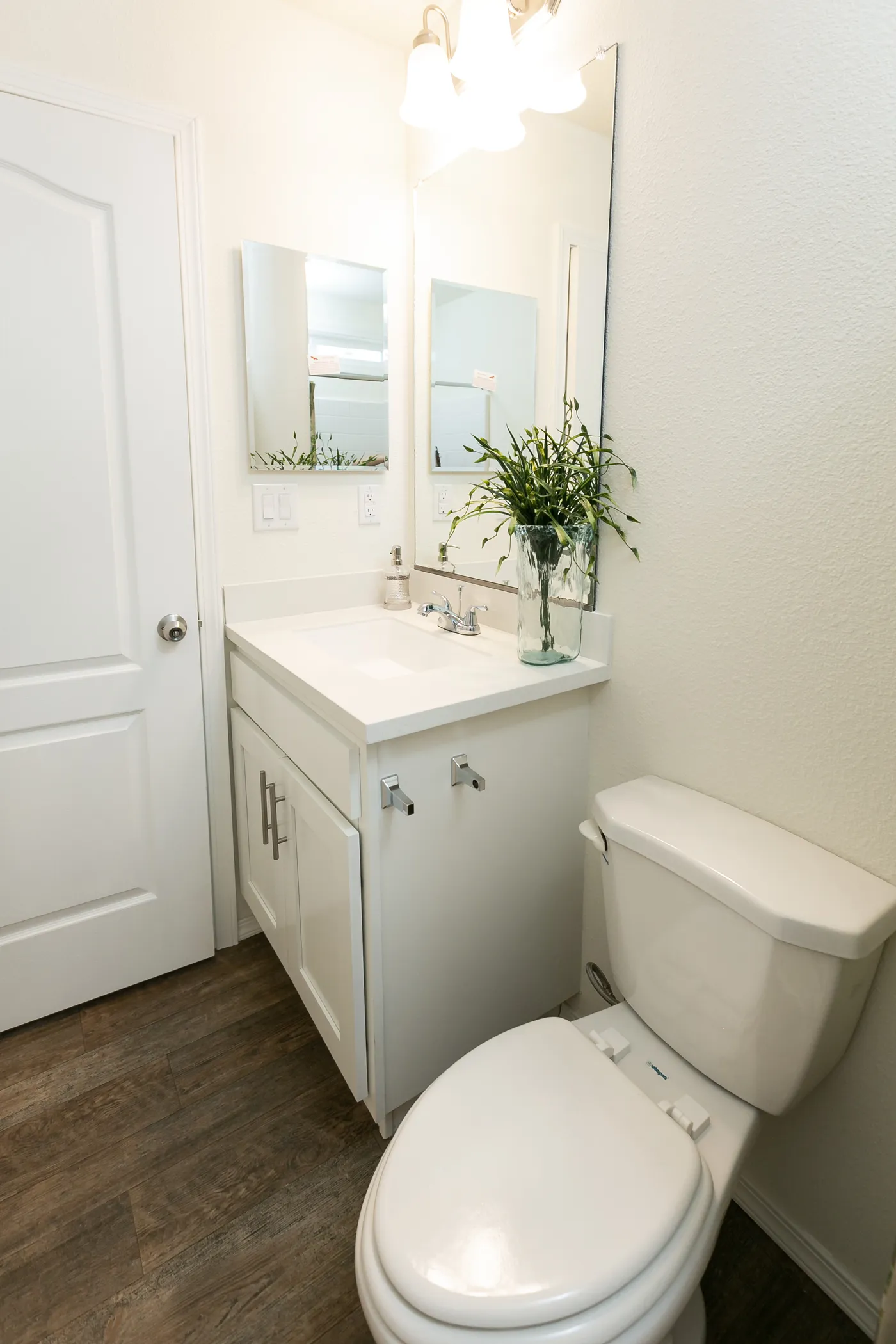 The FAIRPOINT 24523H Guest Bathroom. This Manufactured Mobile Home features 3 bedrooms and 2 baths.