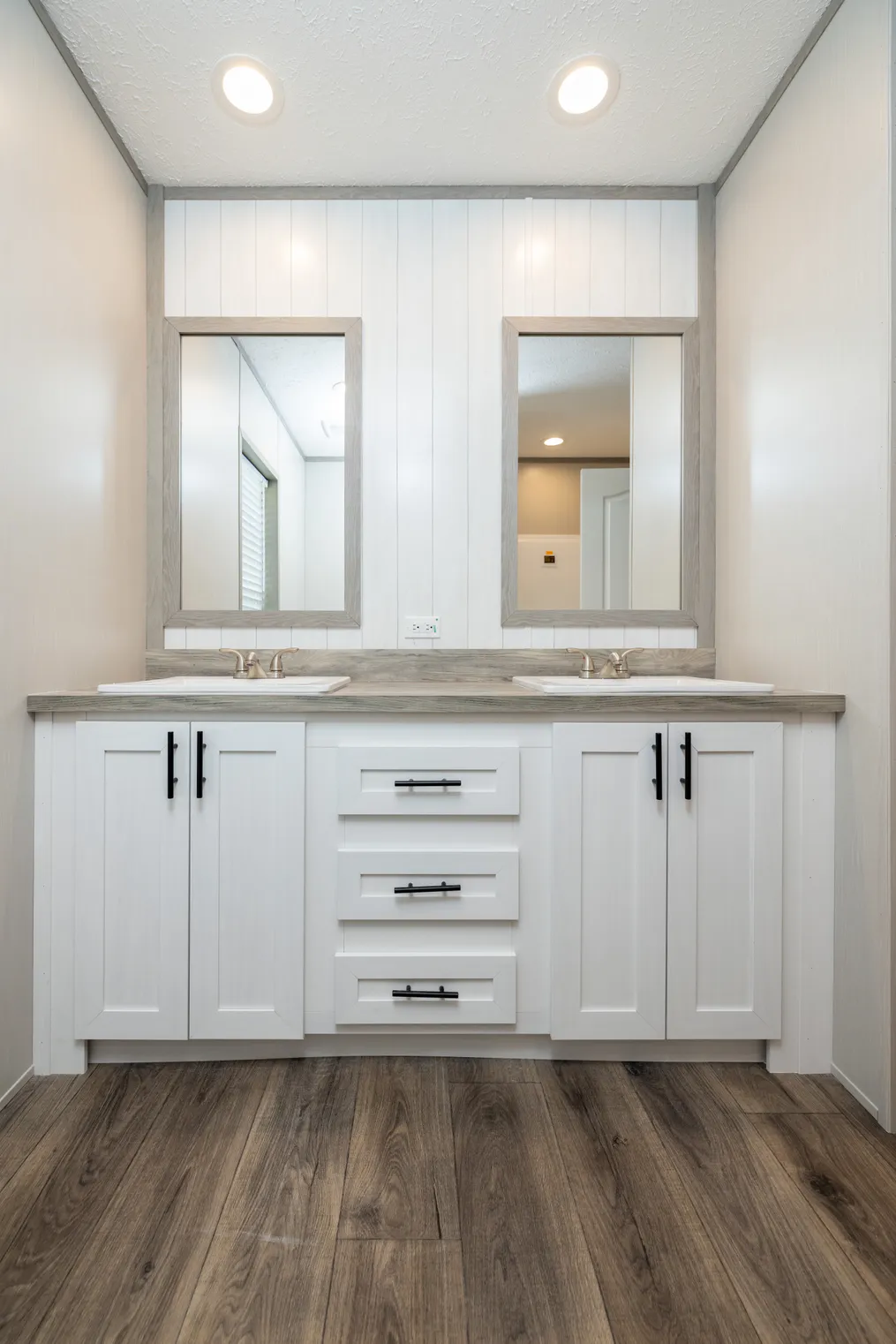 The FARM HOUSE 72 Guest Bathroom. This Manufactured Mobile Home features 4 bedrooms and 2 baths.